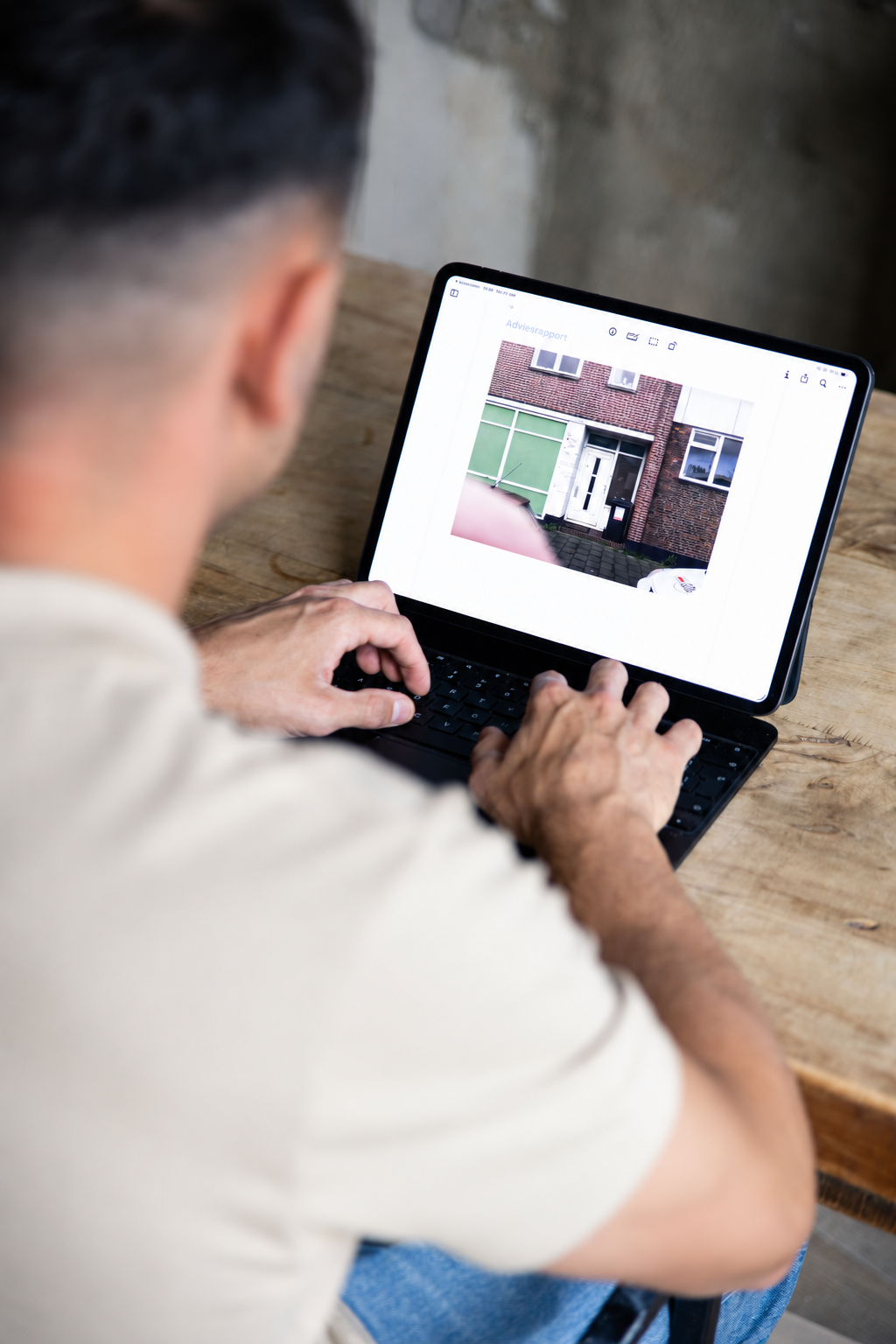 Een medewerker bekijkt een adviesrapport op een iPad
